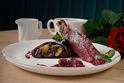 Рецепт красных блинов с бананово-шоколадной пастой